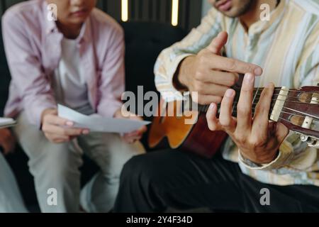 Guitare acoustique strumming pour enseigner la leçon Banque D'Images