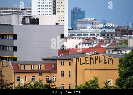 Gemaltes Graffiti, PlemPlem, an einer Hauswand in der Torstraße in Berlin-Mitte an eine Hauswand Gemaltes Graffiti, PlemPlem an einem Hausgiebel in der Torstraße in Berlin Mitte mit Blick über die Dächer von Ost-Berlin. IM Hintergrund der Potsdamer Platz mit dem Beisheim- und Sony-Center. Berlin-Mitte Berlin Deutschland *** graffiti peint, PlemPlem, sur un mur de maison à Torstraße à Berlin Mitte Graffiti peint sur un mur de maison, PlemPlem, sur un pignon de maison à Torstraße à Berlin Mitte avec une vue sur les toits de Berlin est en arrière-plan Potsdamer Platz avec le Beisheim et Sony Center B. Banque D'Images