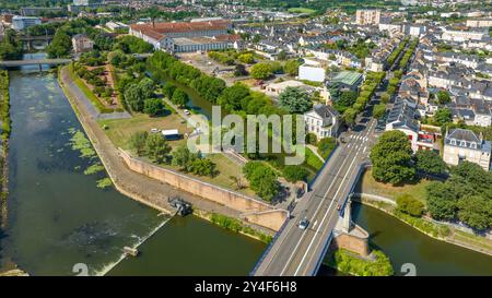 Le Mans (nord-ouest de la France) : la ville vue depuis les rives de la Sarthe et le parc urbain « ile aux planches » Banque D'Images