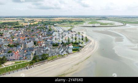 Le Crotoy (Nord de la France) : vue aérienne du village et de la côte à marée basse dans la baie de somme Banque D'Images