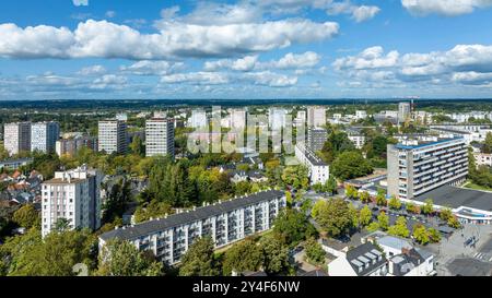 Rennes (Bretagne, nord-ouest de la France) : vue aérienne de la rue de Fougères dans le quartier de Maurepas, au nord de la ville Banque D'Images