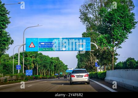 Véhicule approchant du second lien Tuas. C'est l'un des deux postes de contrôle frontaliers terrestres de Singapour, reliant le trafic terrestre avec la Malaisie. Banque D'Images