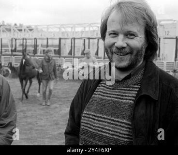 BENNY ANDERSSON ancien membre ABBA en plein air sur la piste de galoping de Täby avec son nouvel intérêt galoping Horses Banque D'Images