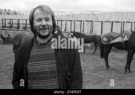 BENNY ANDERSSON ancien membre ABBA en plein air sur la piste de galoping de Täby avec son nouvel intérêt galoping Horses Banque D'Images