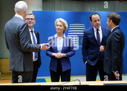 (De gauche à droite) le premier ministre letton Krisjanis Karins s'entretient avec le premier ministre finlandais Petteri Orpo, le président de la Commission européenne Ursu Banque D'Images