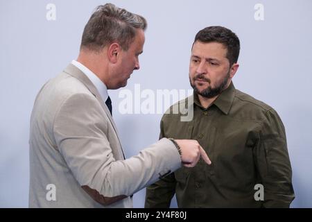 Espagne, Grenade : 3ème Sommet de la Communauté politique européenne le 5 octobre 2023. Xavier Bettel, vice-premier ministre luxembourgeois, et Volodymyr Zelensky Banque D'Images