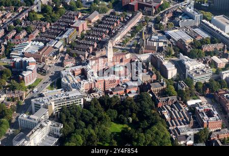 Une photo par drone des bâtiments de l'Université de Leeds dans le centre-ville, West Yorkshire, Nord de l'Angleterre, Royaume-Uni Banque D'Images