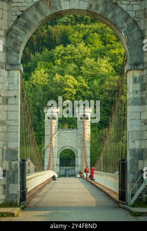 Le pont Charles-Albert ou pont de la Caille entre Allonzier-la-Caille et Cruseilles. Pont suspendu piétonnier sur la rivière les Usses, regist Banque D'Images