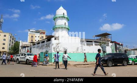 Djibouti : vue sur la mosquée Hamoudi, la plus ancienne mosquée de la ville, sur la place Rimbaud. L'islam est la religion d'État depuis 1921. Le pays a rejoint th Banque D'Images