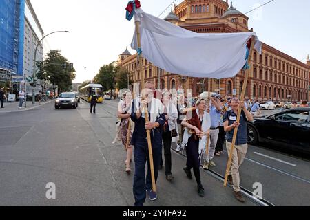 Einbringen einer alten Torarolle in die Synagoge Oranienburger Straße am 06. Septembre 2024 kam eine ursprünglich aus Berlin stammende Torarolle über den Umweg USA zurück nach Berlin. Rabbinerinn Gesa Ederberg und ihre Gemeinde feierten mit einer Prozession und einer Einweihungszeremonie die Hachnasat Sefer Torah, die Einweihung einer Torarolle. Berlin-Mitte Berlin Deutschland *** apporter un vieux rouleau de Torah dans la synagogue Oranienburger Straße le 6 septembre 2024, un rouleau de Torah originaire de Berlin est revenu à Berlin via le Rabbi Gesa Ederberg des États-Unis et sa congrégation a célébré la Banque D'Images