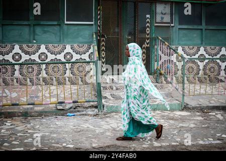 Djibouti : femme musulmane voilée en tenue traditionnelle marchant dans une rue Banque D'Images