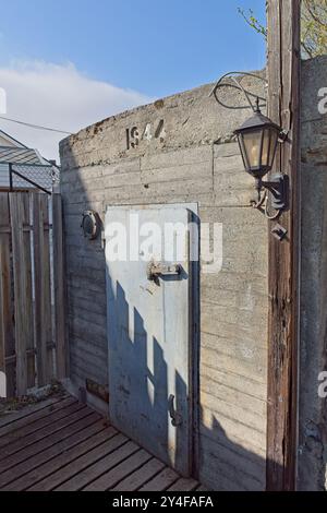 Gros plan de la porte métallique, l'entrée à Andersgrotta, qui est le plus grand abri anti-bombe de Kirkenes, construit en 1941 est un monument historique, Kirkenes, Norvège. Banque D'Images