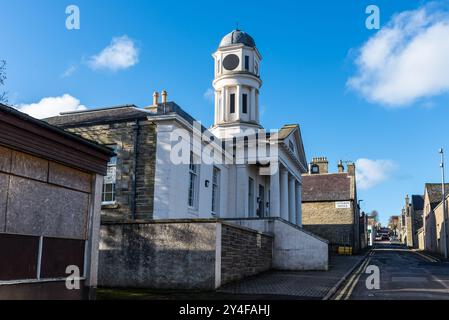 Thurso, Écosse, Royaume-Uni - 27 octobre 2023 : vue sur la rue le jour avec Thurso Library and Station Hotel à Thurso, Caithness, Écosse, Royaume-Uni. Scot Banque D'Images