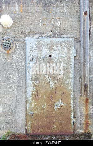 Gros plan de la porte métallique, l'entrée à Andersgrotta, qui est le plus grand abri anti-bombe de Kirkenes, construit en 1941 est un monument historique, Kirkenes, Norvège. Banque D'Images