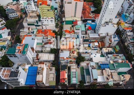 Vue aérienne du dessus des toits dans la zone de bidonville de Nha Trang en Asie. Nha Trang, Vietnam - 19 juillet 2024 Banque D'Images