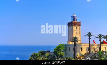 Maroc : phare du Cap Spartel, au nord-ouest de la ville de Tanger, surplombant l'océan Atlantique et l'endroit où se trouvent la mer Méditerranée et Atlan Banque D'Images