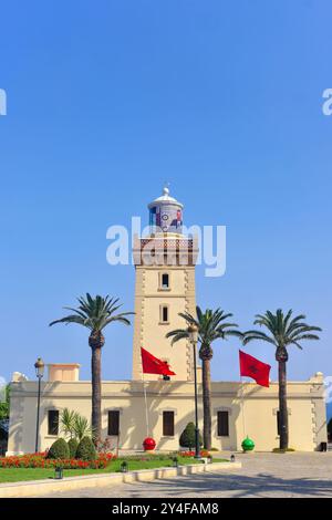 Maroc : phare du Cap Spartel, au nord-ouest de la ville de Tanger, surplombant l'océan Atlantique et l'endroit où se trouvent la mer Méditerranée et Atlan Banque D'Images