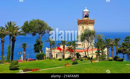 Maroc : phare du Cap Spartel, au nord-ouest de la ville de Tanger, surplombant l'océan Atlantique et l'endroit où se trouvent la mer Méditerranée et Atlan Banque D'Images