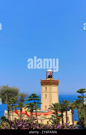 Maroc : phare du Cap Spartel, au nord-ouest de la ville de Tanger, surplombant l'océan Atlantique et l'endroit où se trouvent la mer Méditerranée et Atlan Banque D'Images