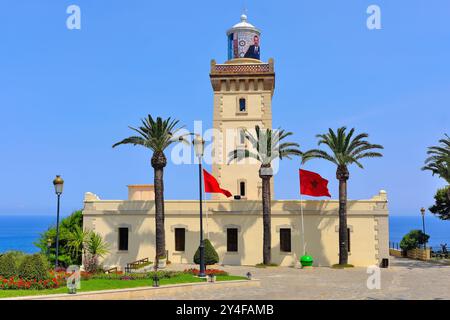 Maroc : phare du Cap Spartel, au nord-ouest de la ville de Tanger, surplombant l'océan Atlantique et l'endroit où se trouvent la mer Méditerranée et Atlan Banque D'Images