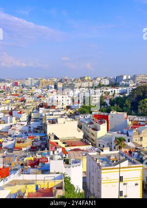 Maroc, Tanger : vue sur les toits de la vieille ville, la médina et les bâtiments de la ville nouvelle au loin Banque D'Images