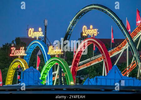 Achterbahn Olympia-Looping, vier Tage vor dem Start des Oktoberfests 2024, 17. Septembre 2024 Deutschland, München, 17.09.2024, Achterbahn Olympia-Looping vor Abendhimmel, 5er Looping, beim Aufbau starb vor wenigen Tagen tragischerweise ein Arbeiter, taditionelles Fahrgeschäft, seit 1989 auf der Wiesn, Achterbahn mit fünf Loopings, Schausteller Barth Onride, Blaue Stunde, abends, noch, noch Tighweise 2024, Okberfest, Bayberfest, 2024, Oktofest, Allemagne 17 septembre 2024, 17 octobre 2017 octobre 2017 octobre 2017 octobre 2017 octobre 2017 octobre 2017 octobre 2017, début du Bayberfest Banque D'Images