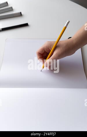 Main tenant un crayon prêt Banque D'Images