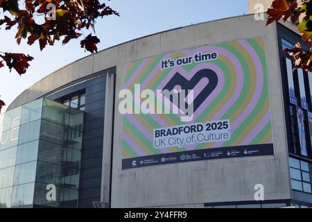 Bradford, UK 09 17 2024 Une grande bannière Bradford 2025 UK City of culture placée sur le côté du Musée des Sciences et des médias dans le centre de la ville Banque D'Images