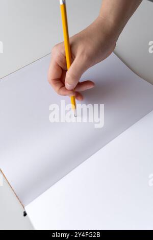 Main tenant un crayon prêt Banque D'Images