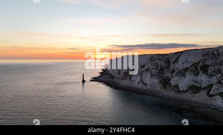 Une vue imprenable sur les falaises blanches de Douvres avec un phare au loin, pris de la côte. Banque D'Images