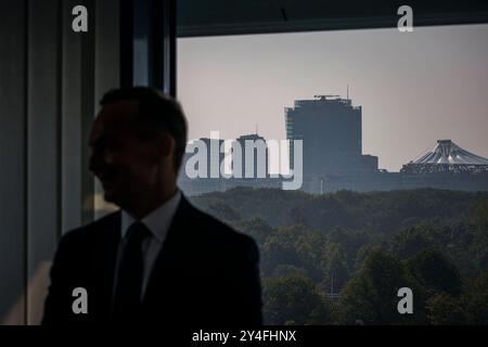 Volker Wissing FDP, Bundesminister fuer Verkehr und digitales, aufgenommen vor Beginn eines Sitzung des Bundeskabinetts im Bundeskanzleramt. IM Hintergrund der Bahntower der DB Deutsche Bahn am Potsdamer Platz. Berlin, 18.09.2024. Berlin Deutschland *** Volker Wissing FDP , ministre fédéral des Transports et du numérique, prise avant le début d'une réunion du Cabinet fédéral à la Chancellerie fédérale en arrière-plan la tour de chemin de fer DB Deutsche Bahn sur Potsdamer Platz Berlin, 18 09 2024 Berlin Allemagne Copyright : xThomasxTrutschel/photothek.dex Banque D'Images