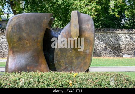 Londres, Royaume-Uni. 'Knife Edge Two Piece' (Henry Moore : 1967) - College Green, Westminster Banque D'Images