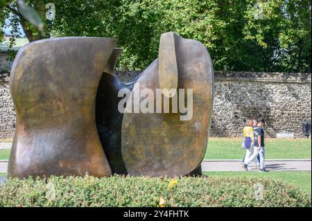 Londres, Royaume-Uni. 'Knife Edge Two Piece' (Henry Moore : 1967) - College Green, Westminster Banque D'Images