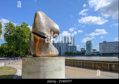 Londres, Royaume-Uni. Sculpture 'Locking Piece' (Henry Moore : 1963/64) Thames Embankment, Millbank. Banque D'Images