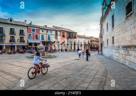 Burgo de Osma, Espagne, 12 août 2009, les visiteurs se promènent et pédalent sur la place de la cathédrale à El Burgo de Osma, profitant de l'atmosphère vibrante comme la nuit ap Banque D'Images