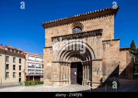 Un grand plan de l'entrée de l'église San Juan de Rabanera à Soria, en Espagne, avec sa façade et un bâtiment moderne à gauche. Banque D'Images