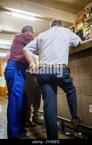Burgo de Osma, Espagne, 12 août 2009, les visiteurs sont engagés dans des conversations animées tout en dégustant un verre dans une taverne traditionnelle à Burgo de Osma, Soria, Banque D'Images