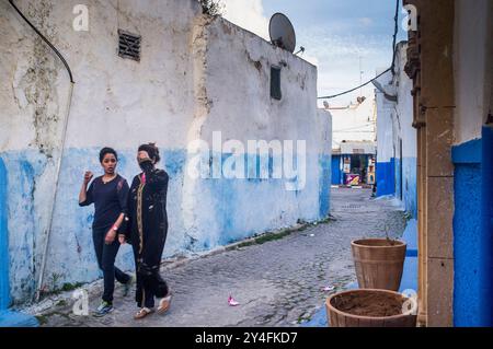 Rabat, Maroc, 24 avril 2015, deux femmes flânent dans les ruelles bleues et blanches colorées de la Kasbah historique des Oudayas à Rabat, Maroc, agréable Banque D'Images