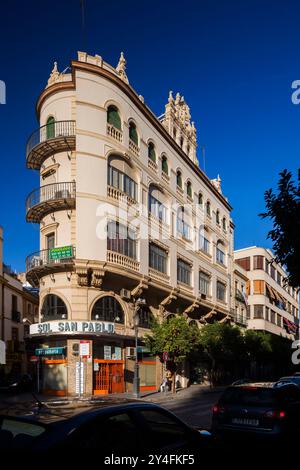 Le bâtiment orné Angel Sanz se dresse fièrement sur la rue San Pablo, présentant une architecture régionaliste au cœur de Séville, en Espagne. Banque D'Images
