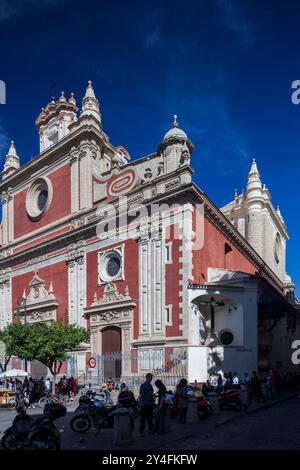 Séville, Espagne, 15 novembre 2009, la magnifique façade de l'Iglesia Colegial del Divino Salvador se dresse fièrement à Séville, mettant en valeur son design complexe Banque D'Images