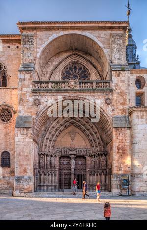 Burgo de Osma, Espagne, le 12 août 2009, les visiteurs admirent les détails complexes de la façade de la cathédrale à El Burgo de Osma, Soria, présentant une riche arche Banque D'Images