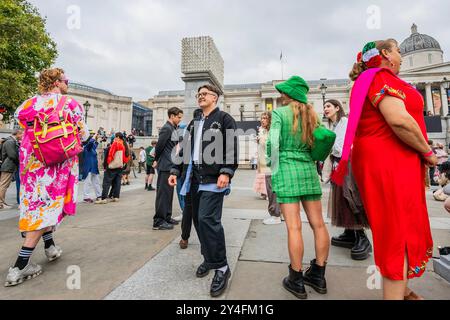 Londres, Royaume-Uni. 18 septembre 2024. Mil Veces un instant (A Thousand Times in an instant) de Teresa Margolles est dévoilé sur le quatrième socle de Trafalgar Square, marquant 25 ans de commandes. Le travail est composé de moulages en plâtre des visages de centaines de personnes trans, non binaires et non conformes de genre, travaillant en étroite collaboration avec des groupes communautaires à Mexico et Juárez, Mexique ; et Londres, Royaume-Uni. Crédit : Guy Bell/Alamy Live News Banque D'Images