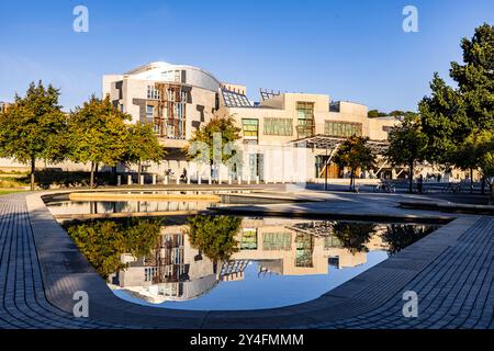 Édimbourg, Royaume-Uni. 18 septembre, 2024 photo : le soleil se lève sur le Parlement écossais à l'occasion du dixième anniversaire de l'indépendance écossaise Banque D'Images