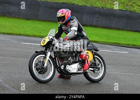 Barry Burrell, John McGuinness, Norton Manx, Barry Sheene Memorial Trophy, deux coureurs par moto participant à chacune des deux courses de 25 minutes sur deux Banque D'Images