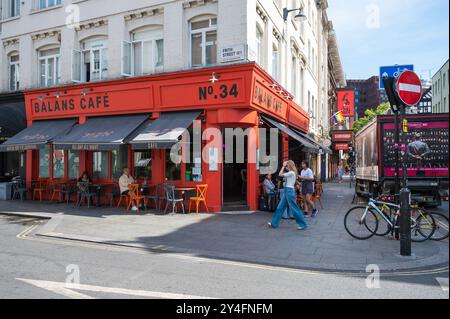 Balans Cafe Soho No. 34 (le petit) anciennement The Old Compton Café un café-bar et restaurant sur Old Compton Sreet Soho Londres Angleterre Royaume-Uni Banque D'Images