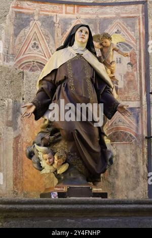 Avila, Castilla y Leon, Espagne- 18 août 2024 : statue de Santa Teresa de Jesus à l'intérieur de la cathédrale de la ville d'Avila Banque D'Images