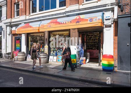 People Walk by Gerry's Wines & Spirits un magasin indépendant spécialisé dans les spiritueux exotiques et rares Old Compton Street Soho Londres Angleterre Royaume-Uni Banque D'Images