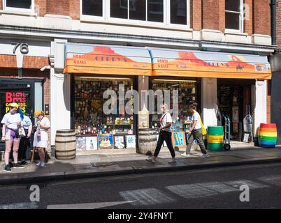 People Walk by Gerry's Wines & Spirits un magasin indépendant spécialisé dans les spiritueux exotiques et rares Old Compton Street Soho Londres Angleterre Royaume-Uni Banque D'Images