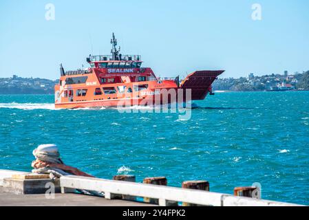 Le navire Sealink Sea Quest opère entre l'île de Waiheke, les îles du Golfe de Hauraki et Auckland et peut transporter 30 voitures et 299 passagers Banque D'Images