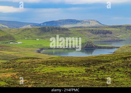 Vue panoramique de la péninsule de Rubha Hunish à Duntulm Bay & Castle dans le nord. La région est un SSSI nature & géologie. Duntulm, Skye, Écosse, Royaume-Uni Banque D'Images